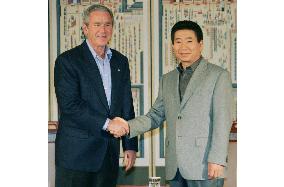 Bush, Roh meet in S. Korea