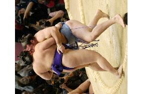 Kotooshu beats Hokutoriki at Kyushu sumo