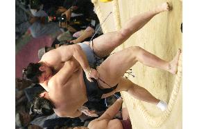 Asashoryu keeps pole position at Kyushu sumo