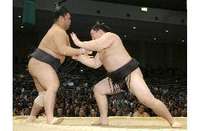 Asashoryu keeps pole position at Kyushu sumo