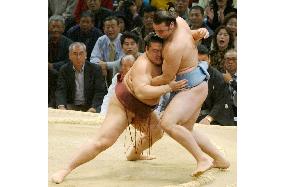 Kotooshu suffers second loss at Kyushu sumo