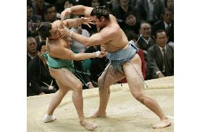 Kotooshu beats Ama at Kyushu sumo