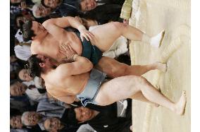 Kotooshu beats Hakuho in Kyushu sumo