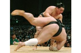 Asashoryu marks flawless 12 straight wins in Kyushu sumo