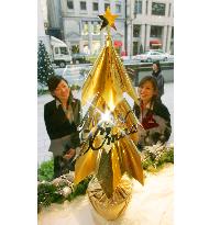 Gold Christmas tree shown in Tokyo's Ginza