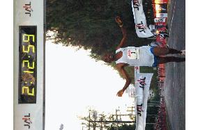 Kenyan Muindi wins men's race in Honolulu Marathon