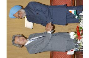 Koizumi meets with Indian PM Singh
