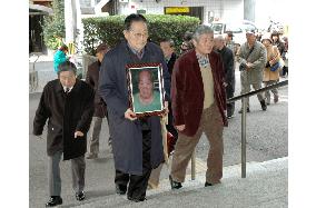 Court awards 800,000 yen to family of deceased A-bomb survivor