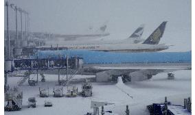 Heavy snowfall hits southwestern Japan