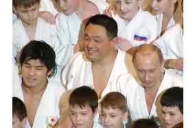 Putin practices judo with Yamashita, Inoue