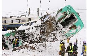 Rescuers resume search for victims under crashed train cars