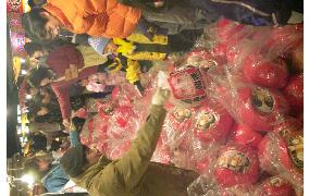 New Year's Dharma doll market opens in Takasaki