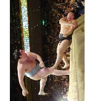 Asashoryu falls to 1st defeat, Kotooshu rallies at New Year sumo