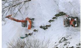 GSDF begin removing snow to rescue isolated people in Niigata