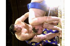 Tochiazuma beats Hakurozan to get 3rd win at New Year sumo
