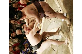 Asashoryu bounces back at New Year sumo