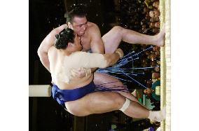 Kotooshu gets 2nd win at New Year sumo