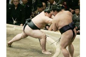 Asashoryu wins comfortably at New Year sumo