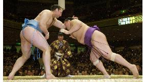 Kotooshu matches Asashoryu at 3-1 at New Year sumo