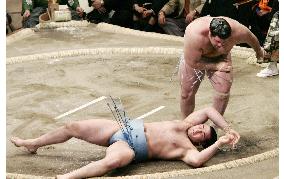 Kokkai sweeps away Kotooshu at New Year sumo