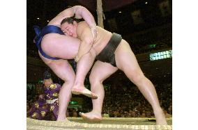 Asashoryu beats Roho at New Year sumo