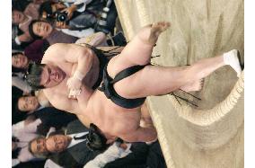 Tochiazuma wins for 5th straight day at New Year sumo
