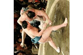 Hakuho beats Kokkai at New Year sumo