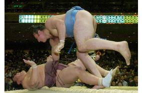 Kotooshu beats Miyabiyama at New Year sumo