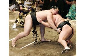 Asashoryu beats Kyokutenho at New Year sumo