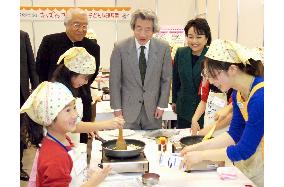 Koizumi visits food and health fair in Tokyo