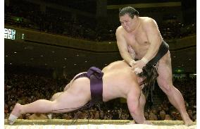 Tochiazuma marks flawless 7-0 at New Year sumo