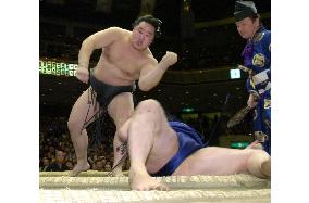 Asashoryu beats Tokitenku to stay at 6-1 at New Year sumo