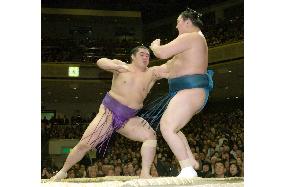 Hakuho loses bout to Tochinohana at New Year sumo