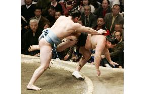 Kotooshu beats Kyokutenho at New Year sumo