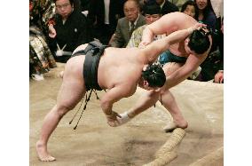 Tochiazuma marks flawless 8th win at New Year sumo