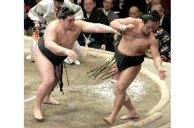 Hokutoriki takes sole lead at New Year sumo