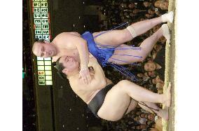 Asashoryu wins over Hakurozan for 8-1 mark at New Year sumo