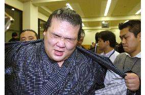 Tochiazuma loses bout to Miyabiyama at New Year sumo