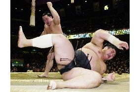 Asashoryu moves into share of lead at New Year sumo