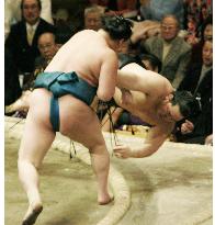 Asashoryu tumbles to 2nd defeat at New Year sumo tournament