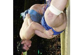 Kotooshu beats Iwakiyama at New Year sumo