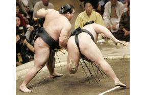 Tochiazuma keeps his lead at New Year sumo