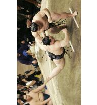 Tochiazuma wins 3rd career title at New Year sumo