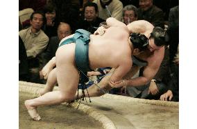 Sekiwake Hakuho beats Ozeki Kotooshu