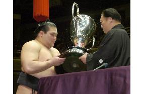 Tochiazuma wins 3rd career title at New Year sumo