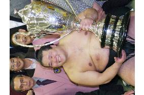 Tochiazuma wins 3rd career title at New Year sumo