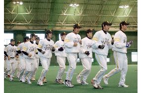 Baseball players begin training for the 2006 season