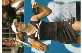 Hingis upends Sharapova to make final at Toray Open