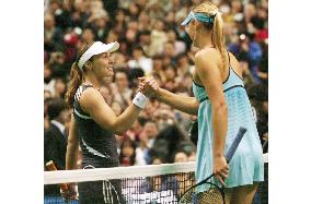 Hingis upends Sharapova to make final at Toray Open