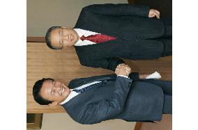 Aso meets with Chinese vice foreign minister to mend ties